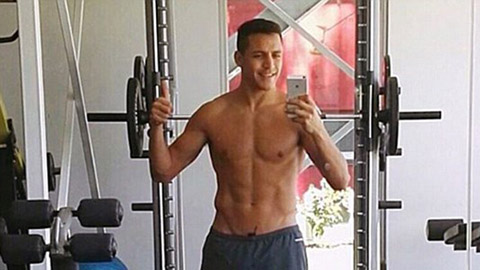 Sanchez khoe ảnh tập gym với bạn gái ở Brazil