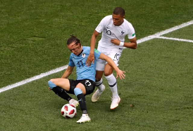Pháp gặp khó khăn trước hàng thủ Uruguay trong những phút đầu