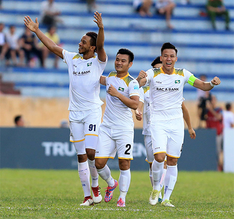 SLNA vẫn có được chiến thắng thứ 6 liên tiếp dù để đối thủ ghi 2 bàn trong hiệp 2 - Ảnh: Minh Tuấn 