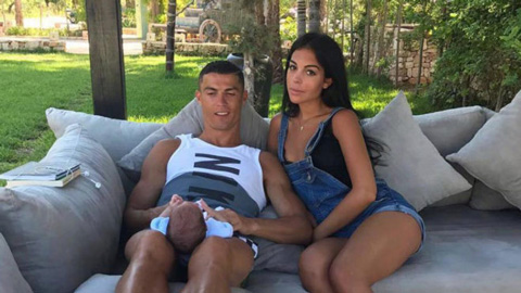 Bỏ mặc tương lai, Ronaldo cùng bồ tới Hy Lạp du hí