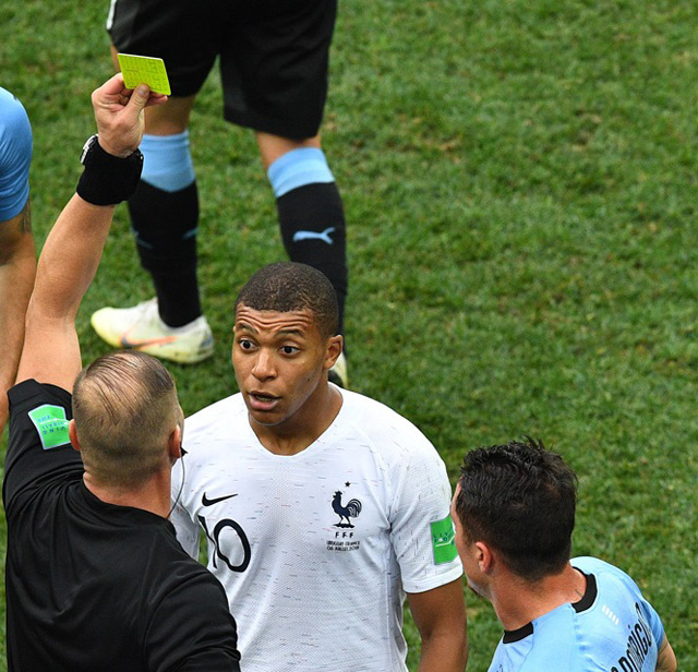 Mbappe nhận thẻ vàng sau pha ăn vạ trong trận gặp Uruguay 