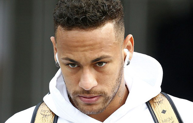 Neymar lầm lũi rời khách sạn để trở về quê nhà
