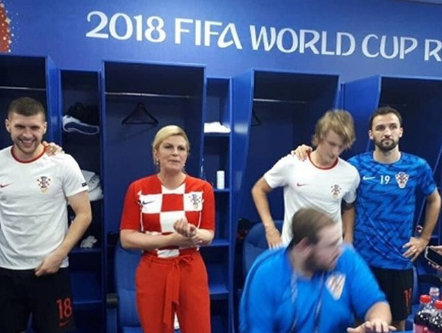 Hình ảnh bà Tổng thống Kolinda Grabar-Kitarovic của Croatia vào phòng thay đồ chia vui với các tuyển thủ bị chỉ trích trên báo Anh