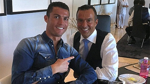 'Siêu cò' Mendes mang về núi tiền từ thương vụ Ronaldo