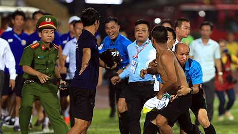 Nam Định bị treo sân vì khán giả hành hung trọng tài