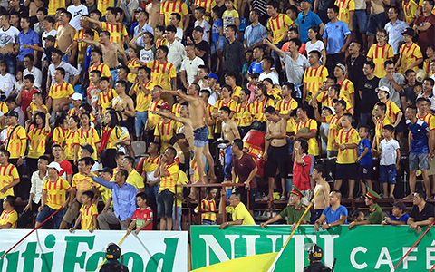 Sân Thiên Trường bị treo sân và phạt 50 triệu đồng sau sự cố để khán giả hành hung trọng tài trong trận đấu giữa Nam Định và SLNA ở vòng 18 - Ảnh: Minh Tuấn 