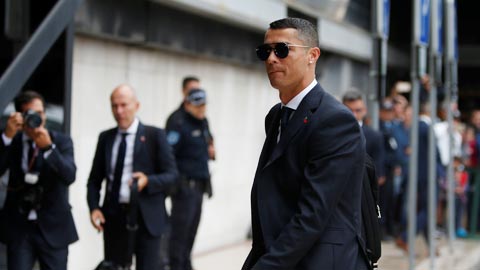 Thương vụ Ronaldo sang Juventus: Hãy chỉ nhìn theo lăng kính bóng đá