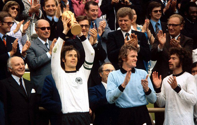 Huyền thoại Beckenbauer từng vô địch World Cup cả ở vai trò cầu thủ và huấn luyện viên