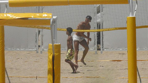 Ronaldo chơi bóng chuyền cùng vợ con