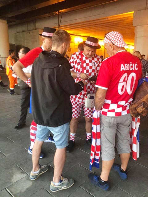 Một nhóm CĐV Croatia đang tìm mua vé ở bên ngoài sân Luzhniki
