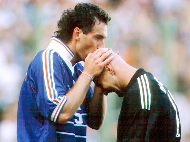 Nụ hôn cầu may của Blanc với Barthez tại World Cup 1998