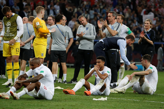 Các cầu thủ Anh đổ gục sau trận thua Croatia tại bán kết rạng sáng qua
