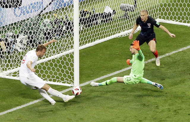 Kane (bìa trái) đã bỏ lỡ nhiều cơ hội ghi bàn ở trận đấu với Croatia