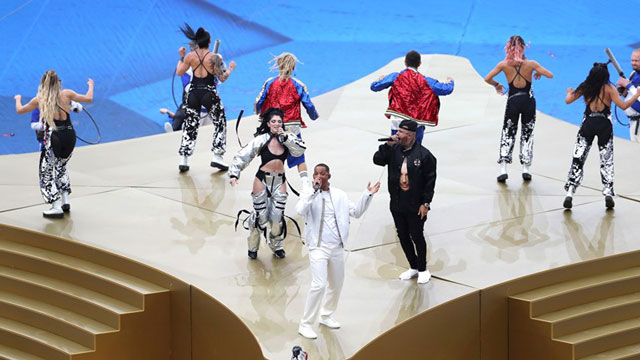 Bộ ba ca sĩ Era Istrefi, Will Smith và Nicky Jam đã khuấy động không khí bằng những bài hát sôi nổi