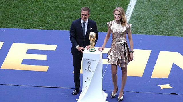 Nhà cựu vô địch Philipp Lahm và nhà từ thiện Natalia Vodianova mang chiếc cúp vàng ra sân