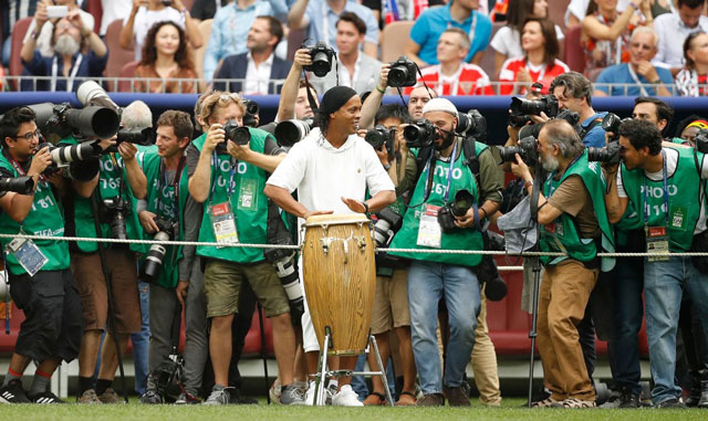 Ronaldinho hóa thân thành tay trống trong lễ bế mạc