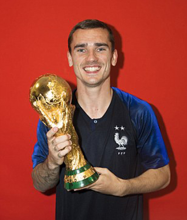 Griezmann tươi rói bên cạnh cúp vàng