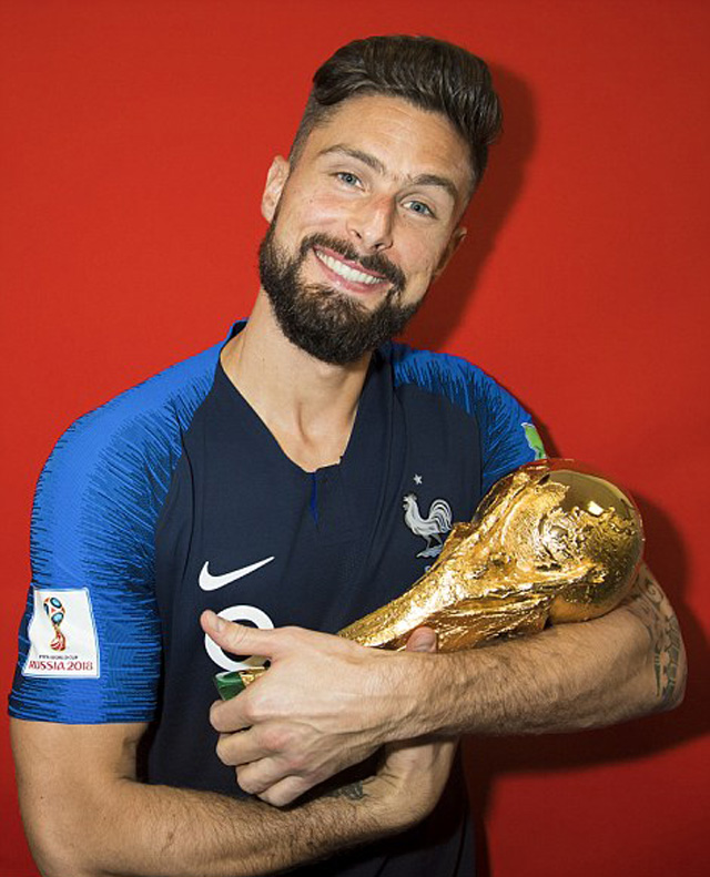 Giroud ẵm cúp vàng như ẵm con