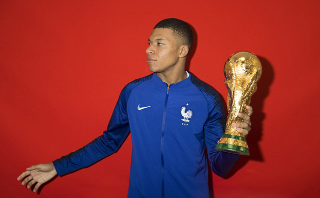 Mbappe bên cúp vàng vô địch khi mới 19 tuổi