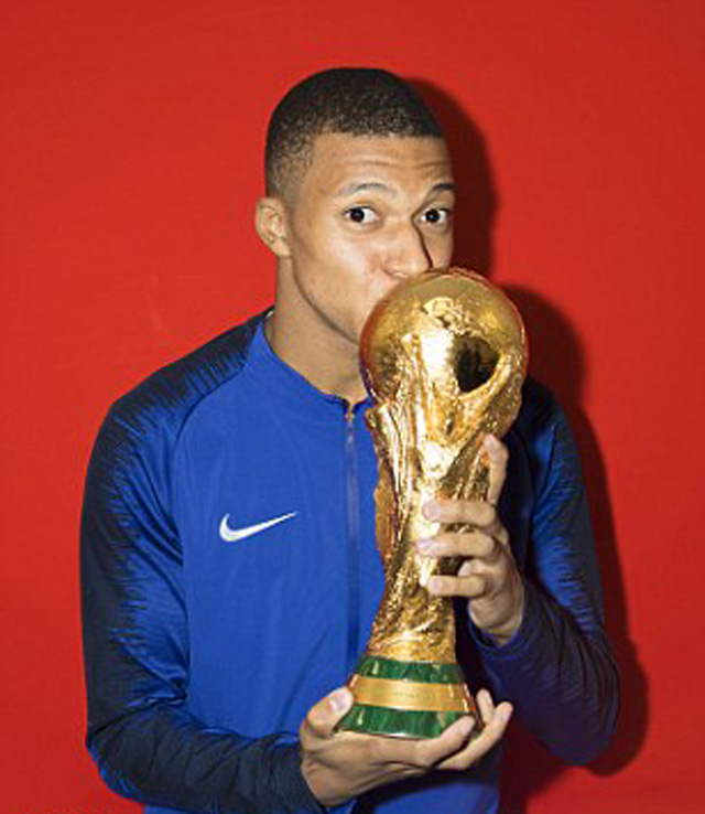 Nụ hôn ngọt ngào của Mbappe