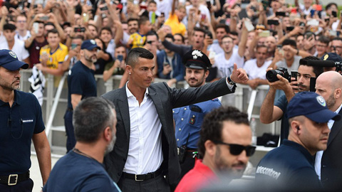 Biển người chào đón Ronaldo gia nhập Juventus