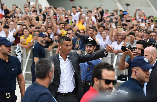 Ronaldo nhận được sự chào đón của đông đảo CĐV Juventus