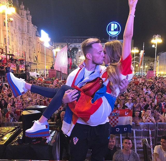 Tiền vệ Ivan Rakitic trao cho bà xã nụ hôn cháy bỏng. Anh cùng Croatia đã trải qua kỳ World Cup thành công ngoài mong đợi.