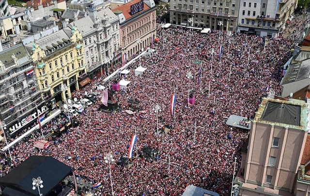 Dù chỉ giành ngôi á quân, song Croatia vẫn được các cổ động viên nhà chào đón như những anh hùng dân tộc. Hàng ngàn người hâm mộ đã lấp kín quảng trường Bana Jelacica ở thủ đô Zagreb để chờ gặp mặt những đứa con cưng.