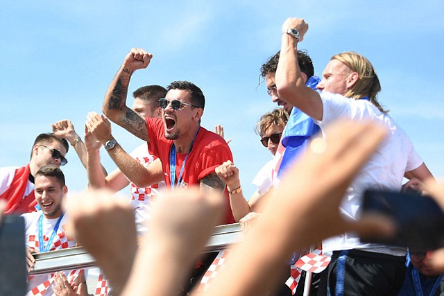Dejan Lovren cùng các đồng đội giơ tay ăn mừng cùng người hâm mộ. Họ có quyền tự hào về những gì đã làm được tại World Cup 2018.