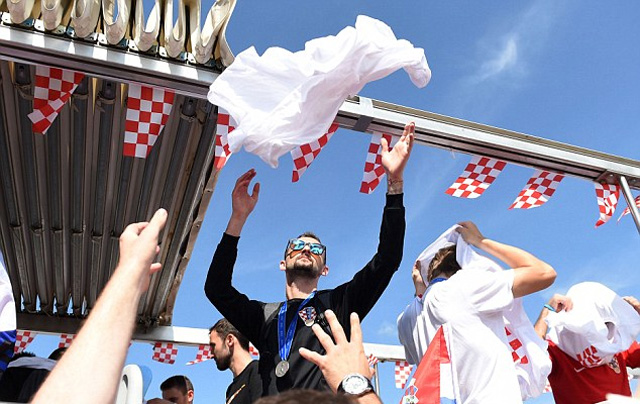 Cầu thủ Croatia trả áo cho người hâm mộ sau khi ký tặng. Một không khí náo nhiệt bao trùm khắp quảng trường Bana Jelacica.