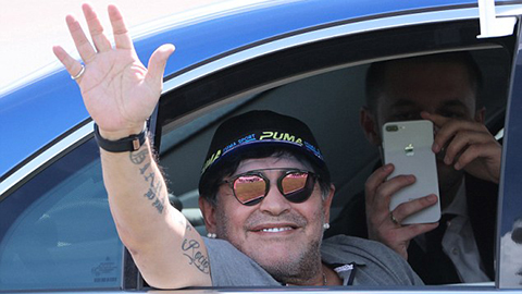 Maradona đi nhận chức bằng xe Jeep khổng lồ