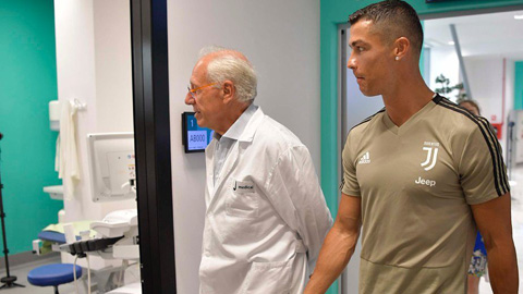 Ronaldo trong buổi kiểm tra y tế trước khi ký hợp đồng với Juve 