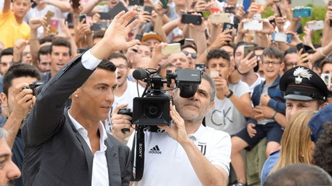 GĐTT Juventus kể về ý tưởng điên rồ mua Ronaldo