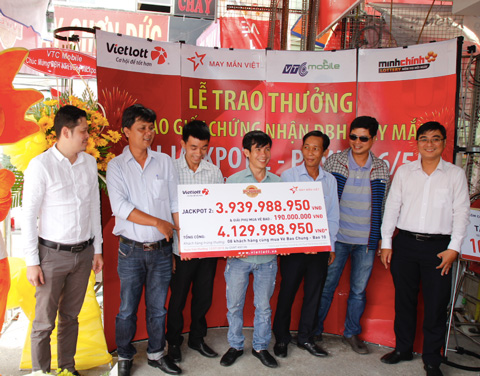 Nhóm bạn cùng nhau dành giải Jackpot 2 với hình thức chơi bao 10