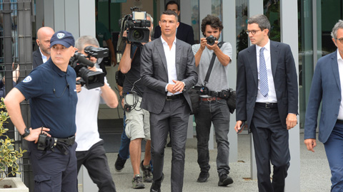 Ronaldo trong vòng vây của báo chí khi anh bước ra từ nơi kiểm tra y tế trước khi ký hợp đồng với Juventus