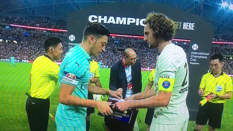 Oezil lần đầu tiên đeo băng thủ quân Arsenal