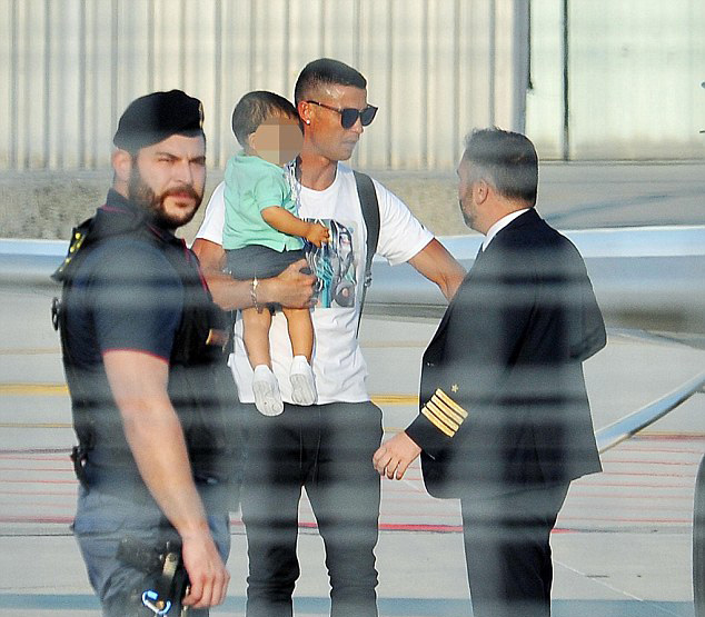 Ronaldo bế cậu con trai trước sự bảo vệ nghiêm ngặt của an ninh