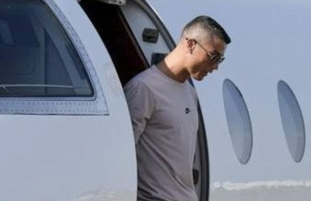 Ronaldo hạ cánh xuống sân bay ở Turin bằng máy bay cá nhân
