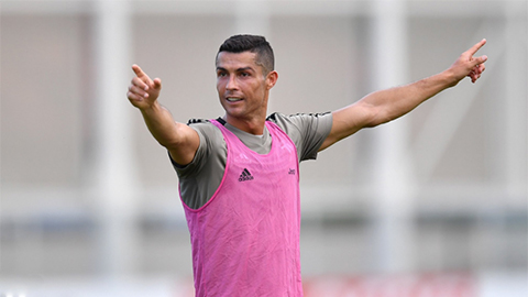 Ronaldo ghi điểm trong buổi tập đầu tiên cùng Juventus