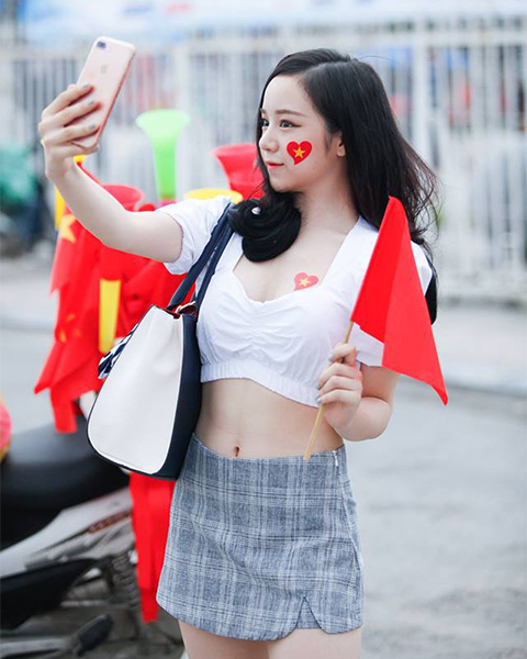 Hot girl 'ngủ gật' Thủy Tiên gây sự chú ý khi ăn mặc sexy ra Mỹ Đình cổ vũ ĐT Olympic Việt Nam 