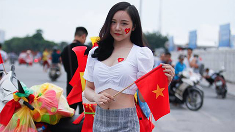 Hotgirl 'ngủ gật' cổ vũ Olympic Việt Nam tại sân Mỹ Đình
