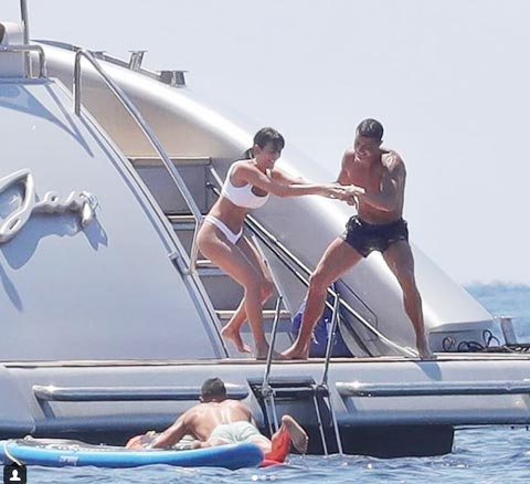 Ronaldo và cô bồ Georgina chọn Blue Jay
