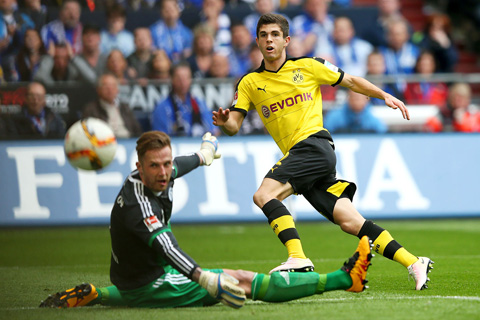 Chelsea đang rất thèm khát Pulisic (phải), nhưng Dortmund lại không muốn bán