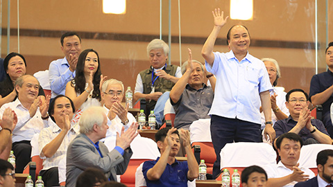 Thủ tướng Nguyễn Xuân Phúc dự khán trận thắng của Olympic Việt Nam
