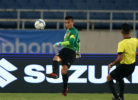 Thủ môn Bùi Tiến Dũng được HLV Park Hang Seo tin tưởng giao băng thủ quân trong trận đấu với U23 Oman - Ảnh: Phan Tùng 