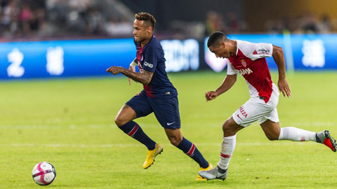 Neymar (trái) chỉ tập trung cùng PSG 2 ngày nên anh chơi mờ nhạt ở trận gặp Monaco