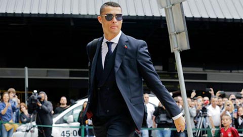 Hậu trường sân cỏ 8/8: Trận đầu ở Serie A của Ronaldo được trực tiếp trên Facebook