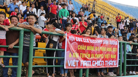 Hàng ngàn NHM chào đón Olympic Việt Nam tại sân Gò Đậu