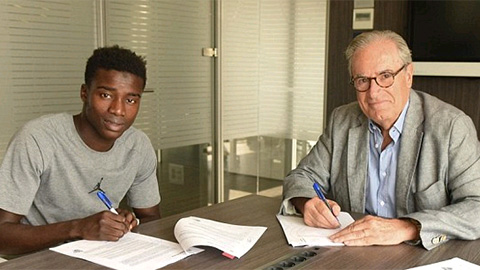 Barca ký hợp đồng 5 năm với sao mai người Senegal