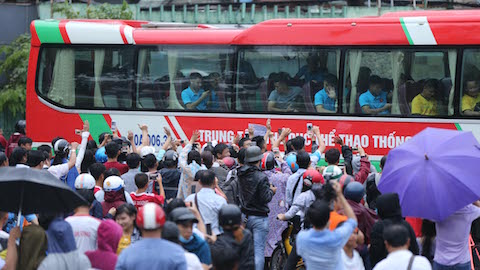Hàng ngàn khán giả đội mưa chúc Olympic Việt Nam thi đấu thành công